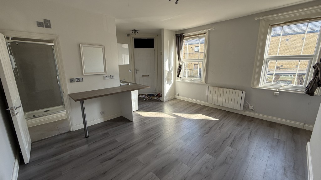 Lot: 185 - VACANT SELF-CONTAINED STUDIO/BEDSIT - Internal image of living bedroom dining area